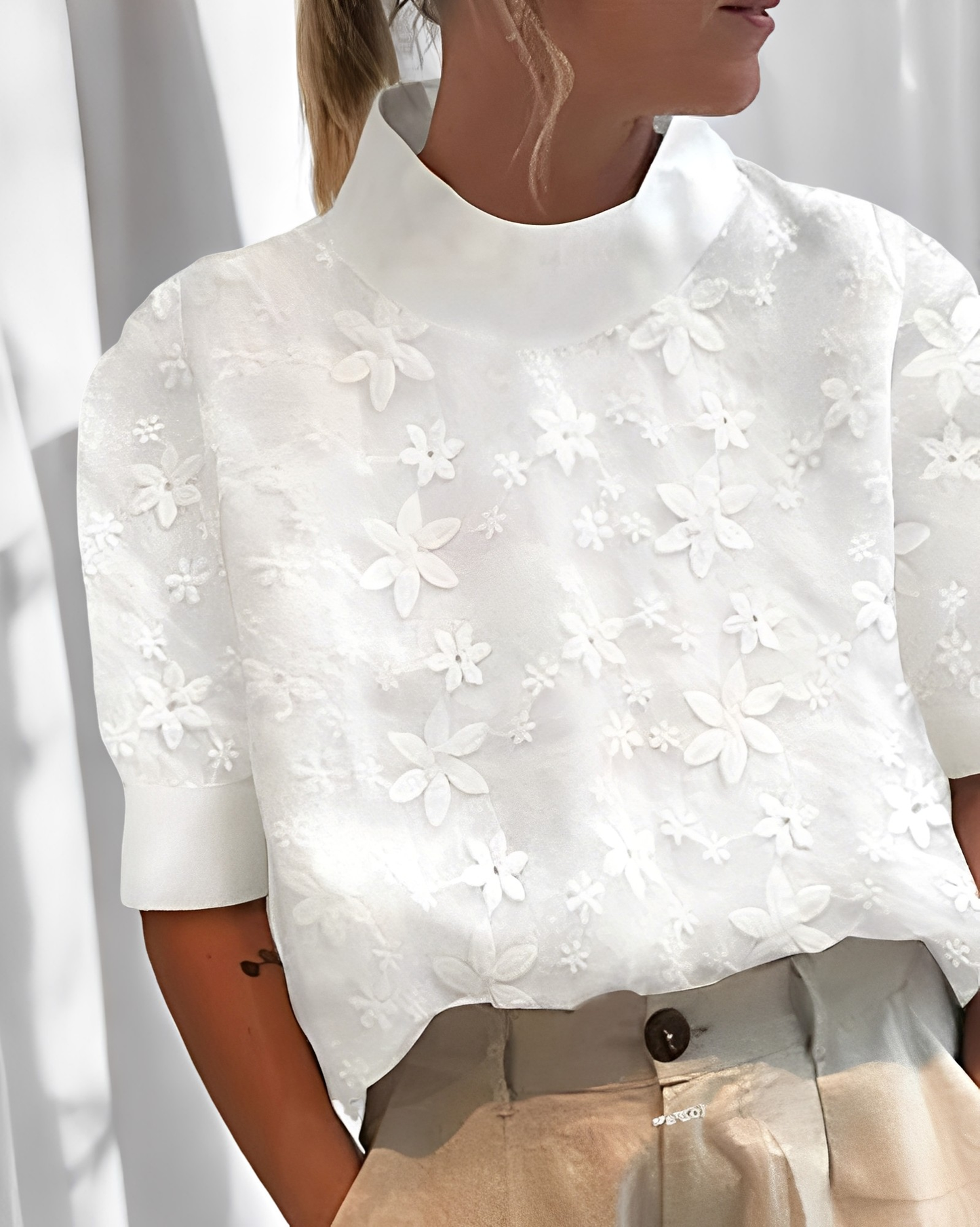 Julia - Modische Bluse mit Stickerei und Stehkragen für Damen