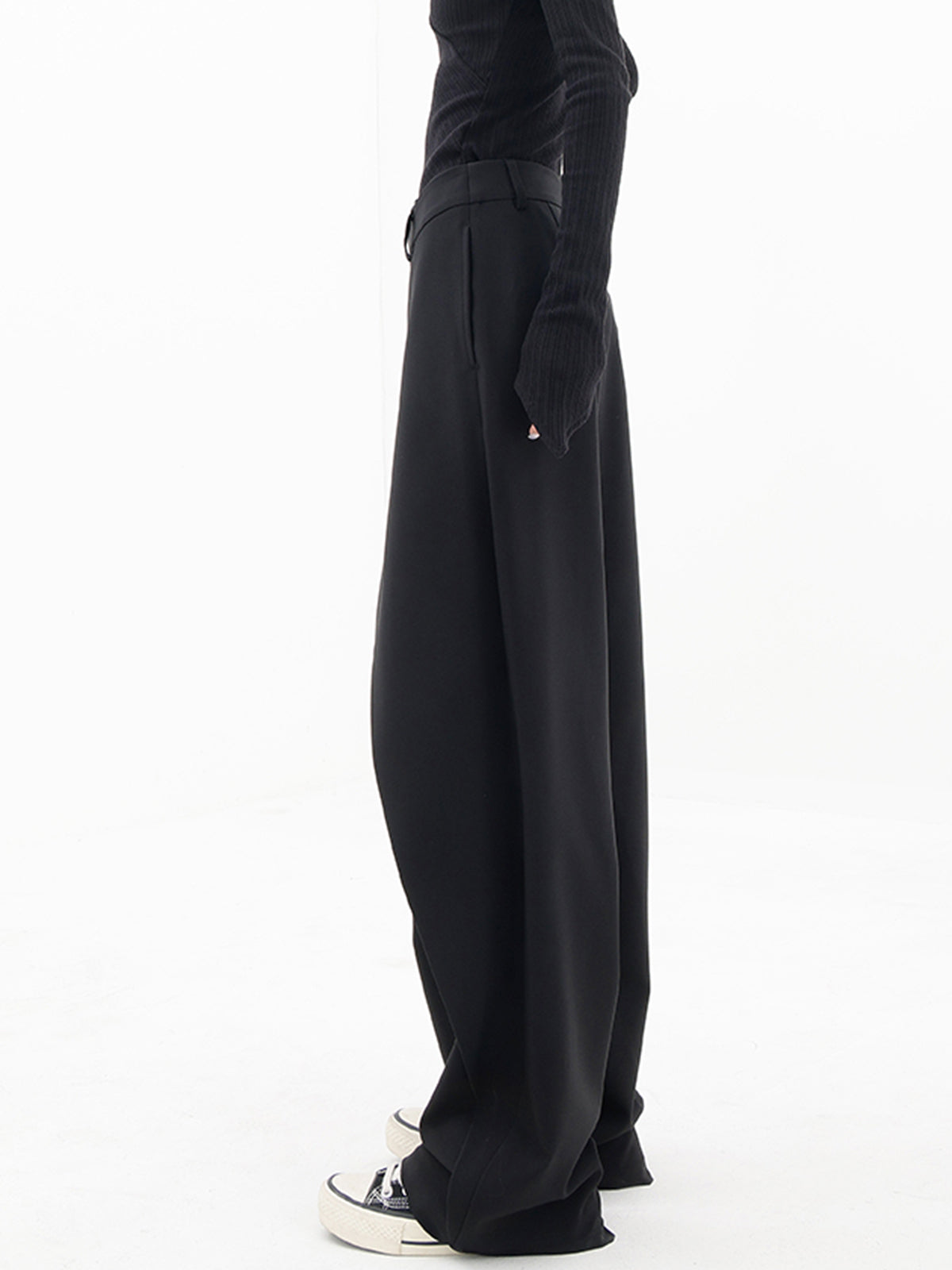 Thalia – Schräg geschnittene, lockere Hose